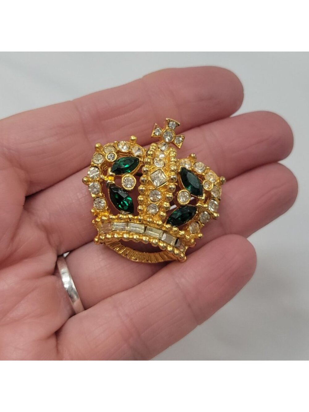 Vtg 50s Bellini Gold-Tone Crown Brooch Pin With Green & Clear Rhinestones Signed - Picture 10 of 10